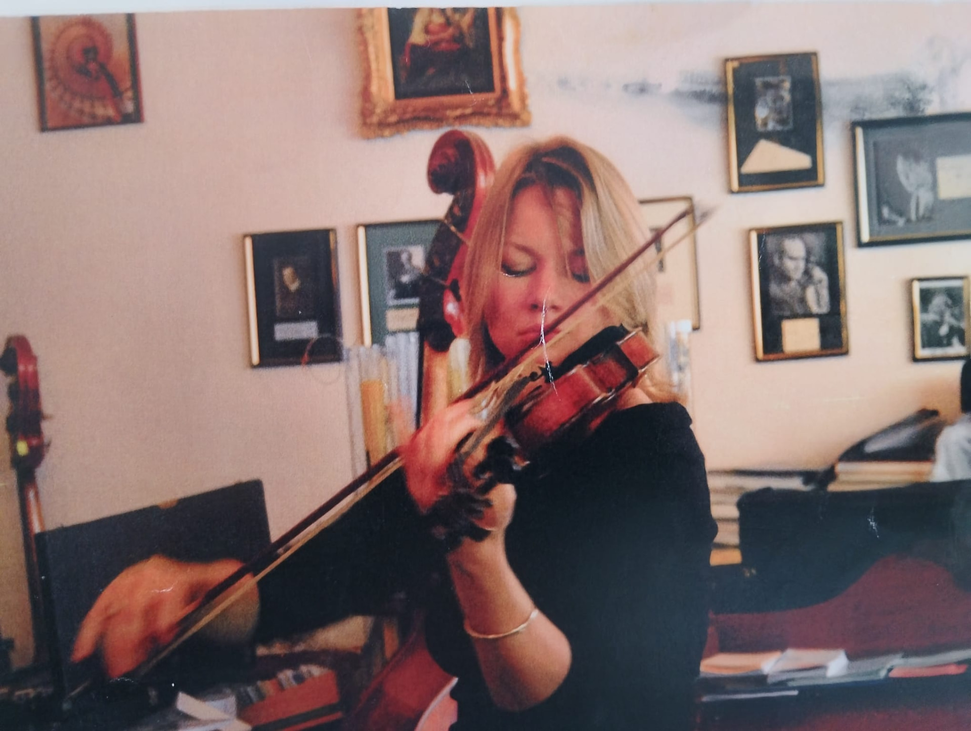 Heike Süßdorf spielt konzentriert Geige